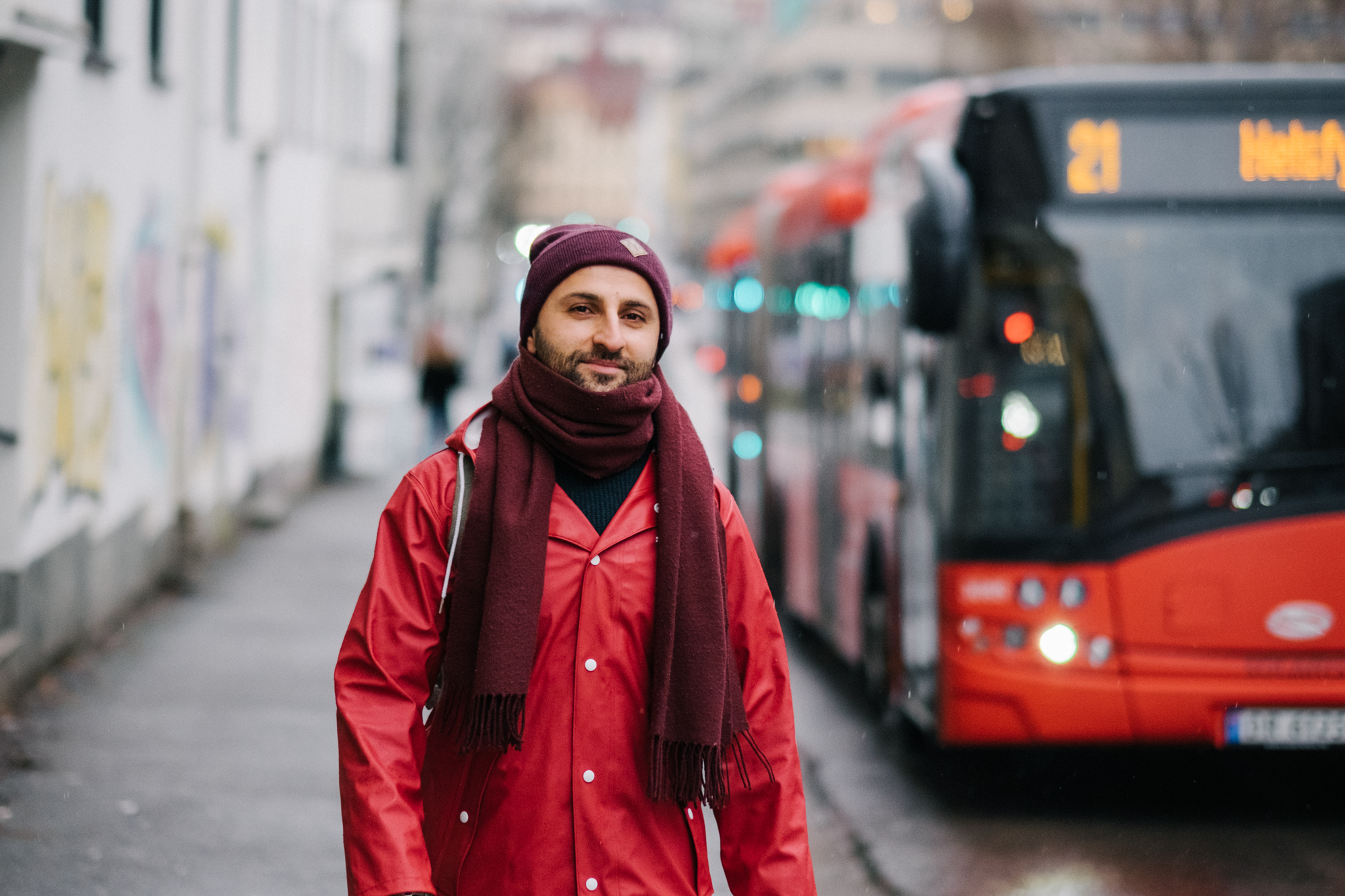 Vi reiser på en annen måte nå enn før Covid. Mann foran en Ruter bybuss i trafikk.