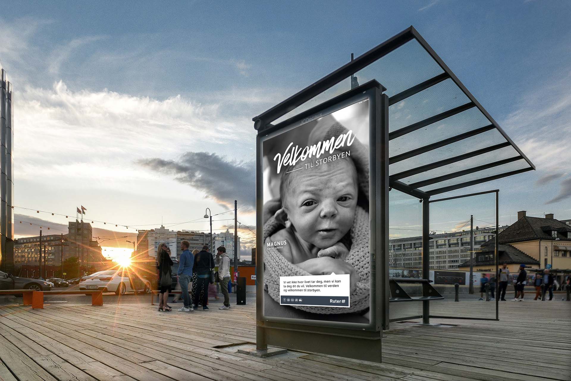 Kampanje med foto av en nyfødt baby vises på adshel i bymiljø.