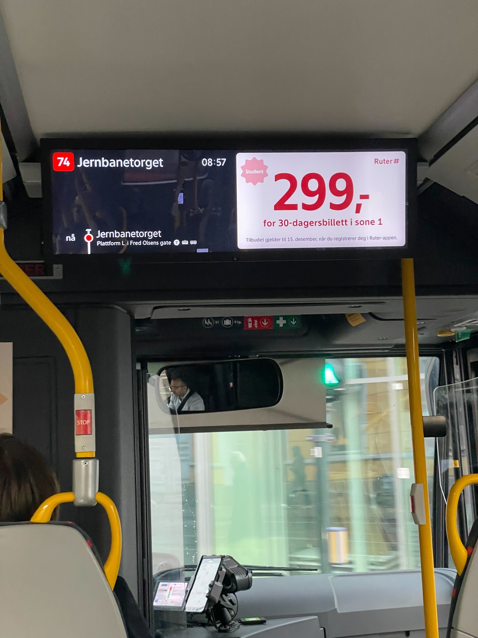 Skjermer med kampanjebudskap plassert inne i en buss.