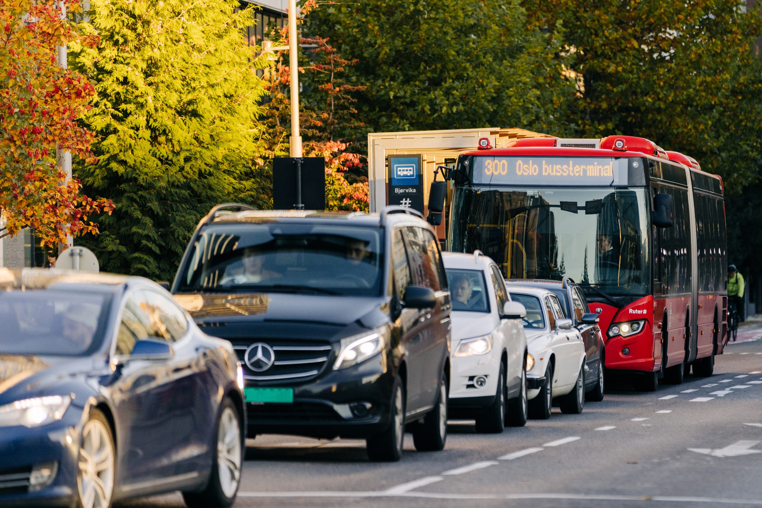 En bybuss står i bilkø ut fra Bjørvika bussholdeplass.