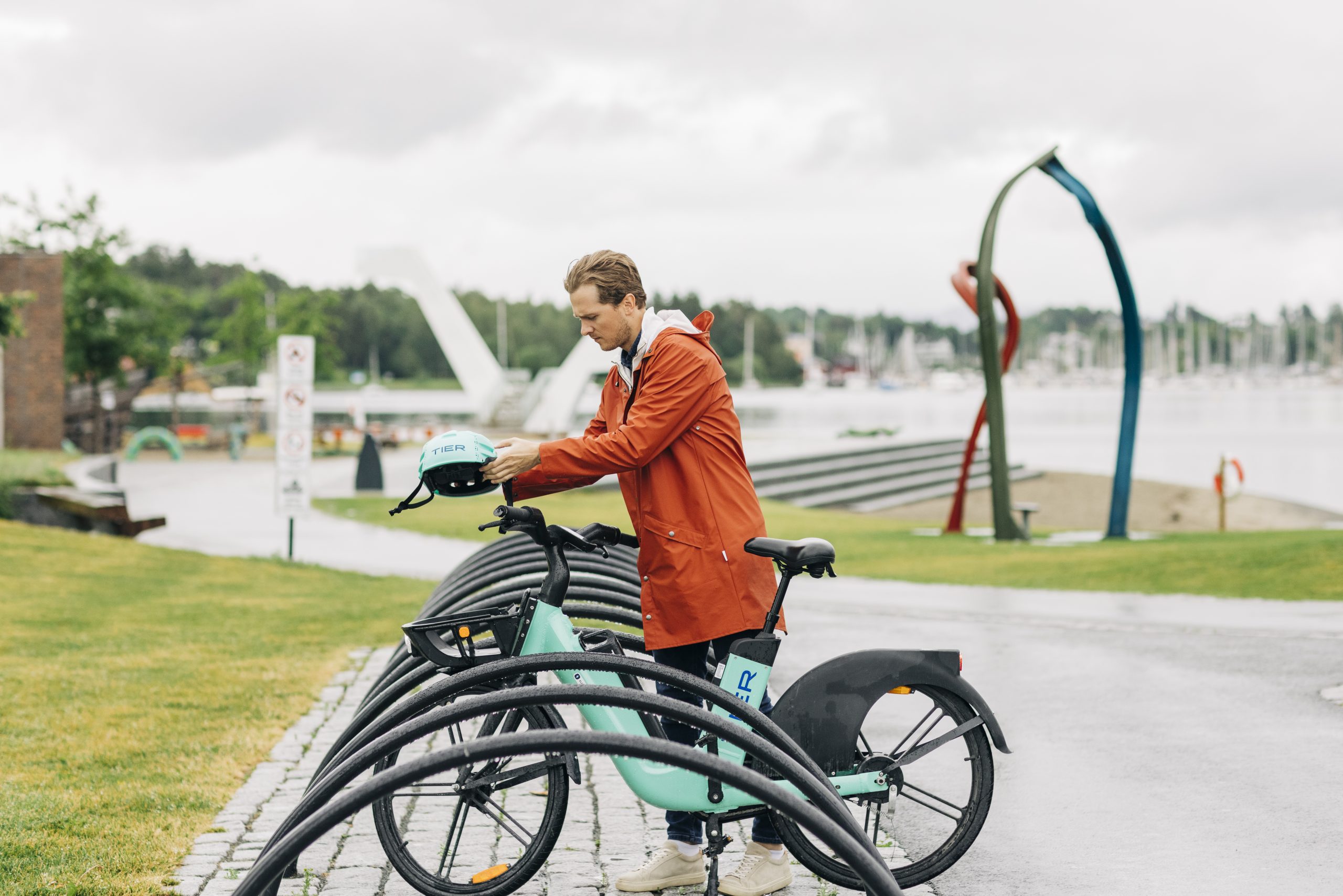 En syklist parkerer en Tier sykkel ved Kadettangen.