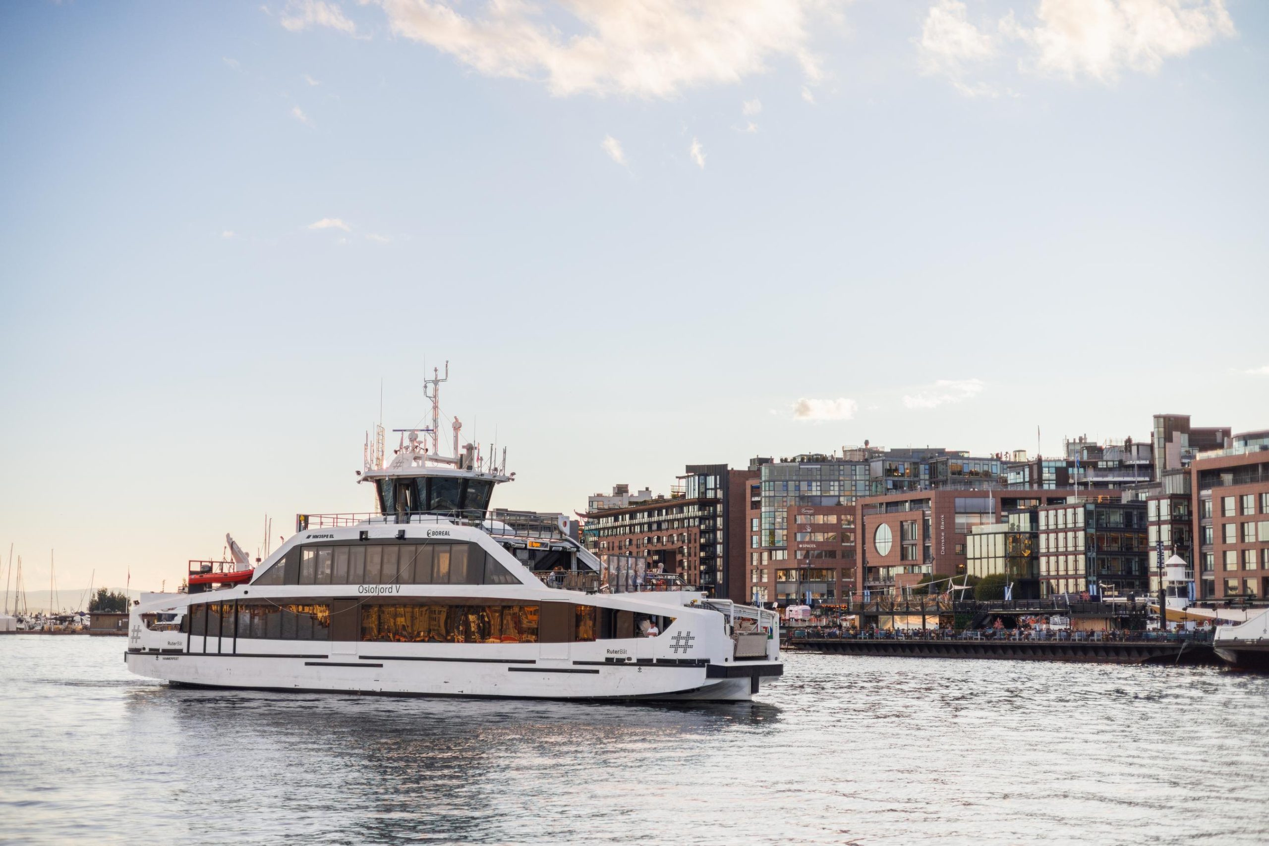 En Ruter øybåt kjører forbi Aker Bygge.