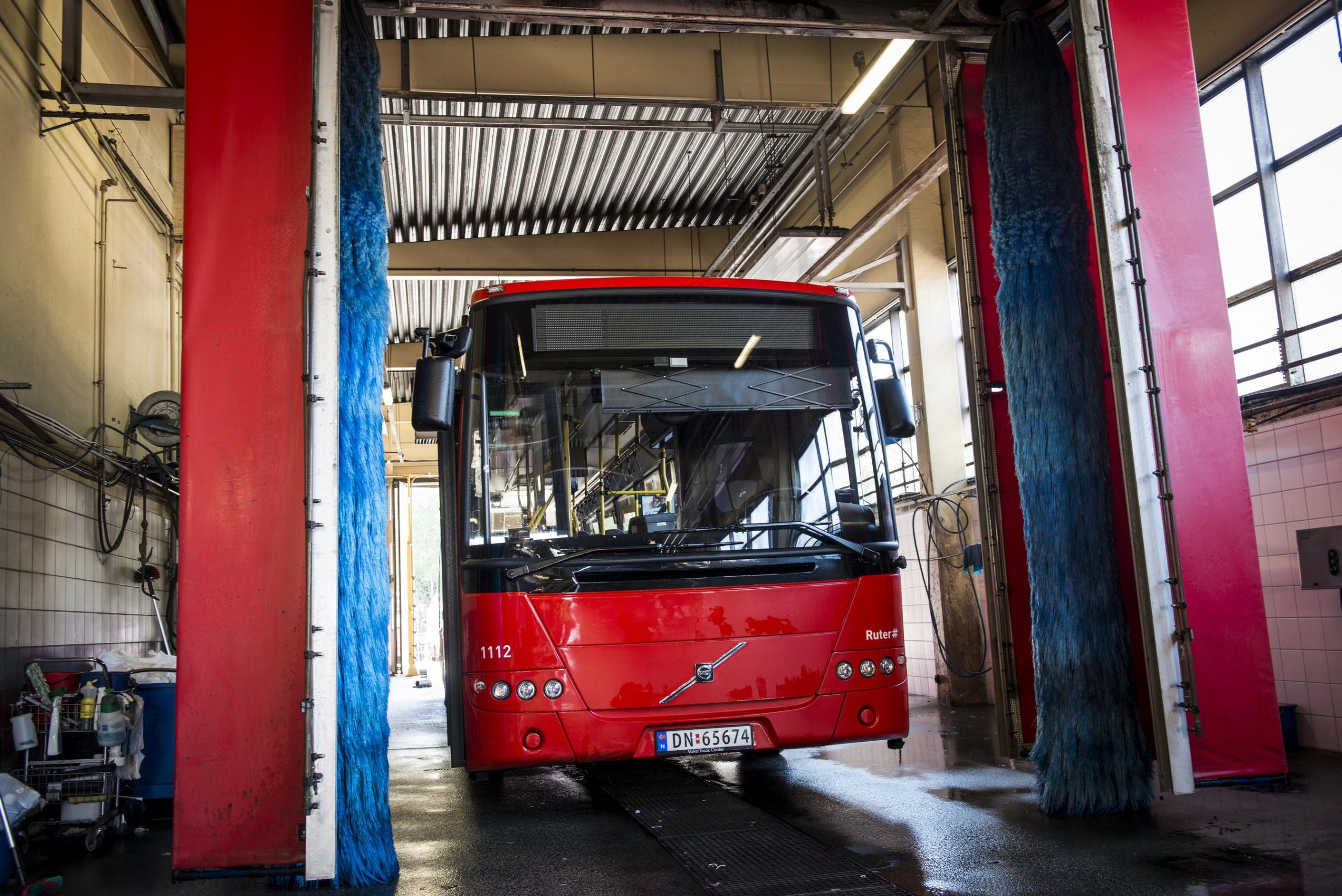 Bybuss på verksted. Fronten av bussen synes.